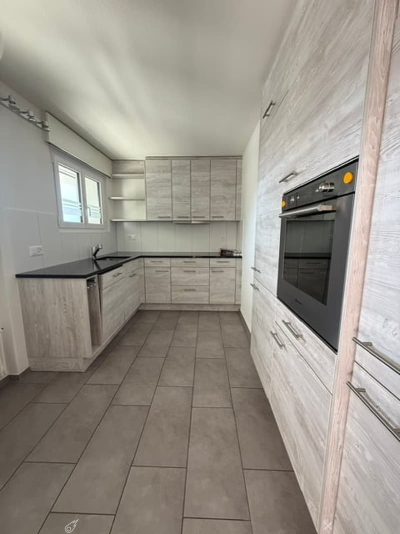 Helle 3-Zimmer-Wohnung mit Balkon und Garage in Unterseen (4)