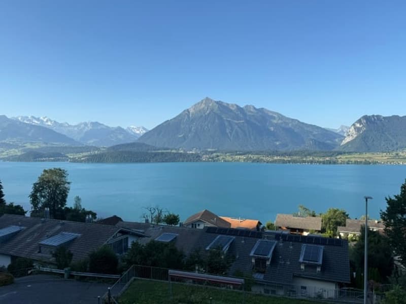 Incantevole appartamento mansardato di 4 locali con vista mozzafiato sul lago e le montagne a Oberhofen am Thunersee (2)