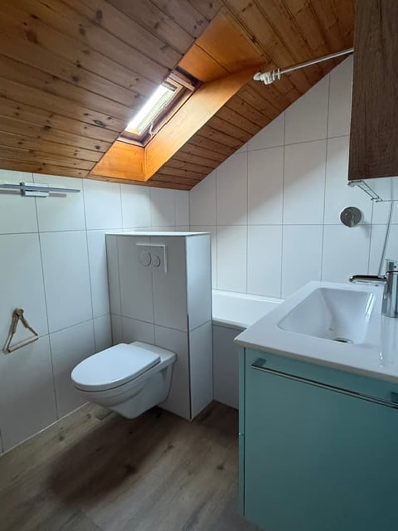 Incantevole appartamento mansardato di 4 locali con vista mozzafiato sul lago e le montagne a Oberhofen am Thunersee (10)