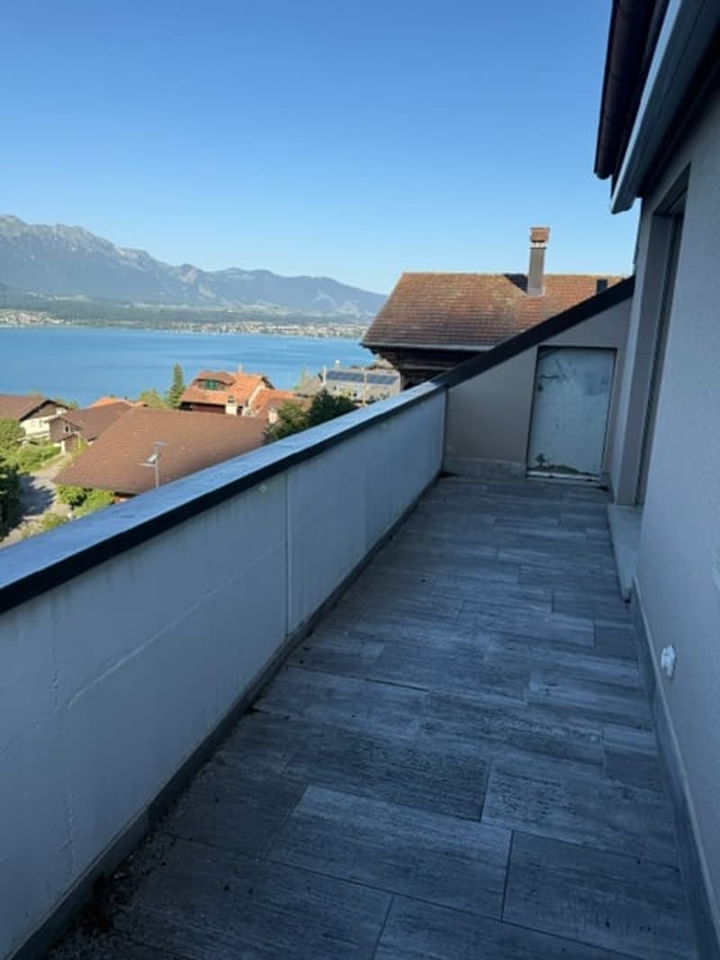 Incantevole appartamento mansardato di 4 locali con vista mozzafiato sul lago e le montagne a Oberhofen am Thunersee (4)