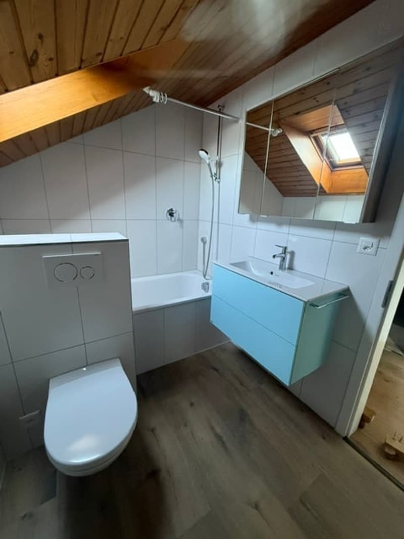 Incantevole appartamento mansardato di 4 locali con vista mozzafiato sul lago e le montagne a Oberhofen am Thunersee (11)