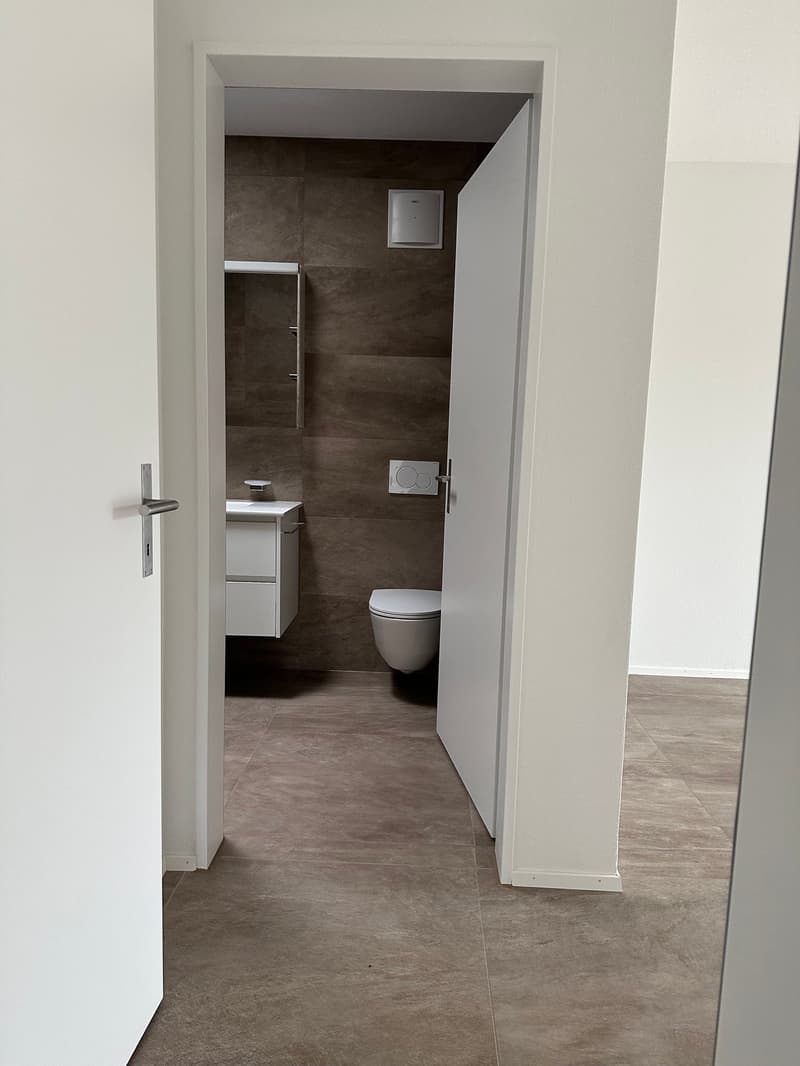 Moderne 4.5-Zimmer-Neubauwohnung mit Balkon und schöner Aussicht in Uetendorf (11)