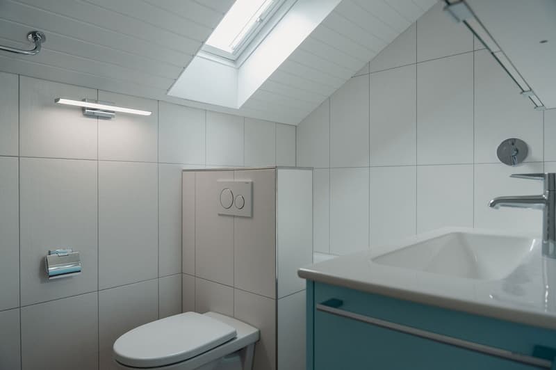 Charmante 4-Zimmer-Dachwohnung mit traumhaftem See- und Bergblick in Oberhofen am Thunersee (21)