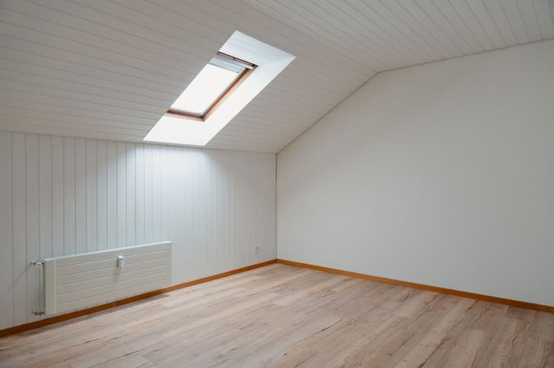Charmante 4-Zimmer-Dachwohnung mit traumhaftem See- und Bergblick in Oberhofen am Thunersee (10)