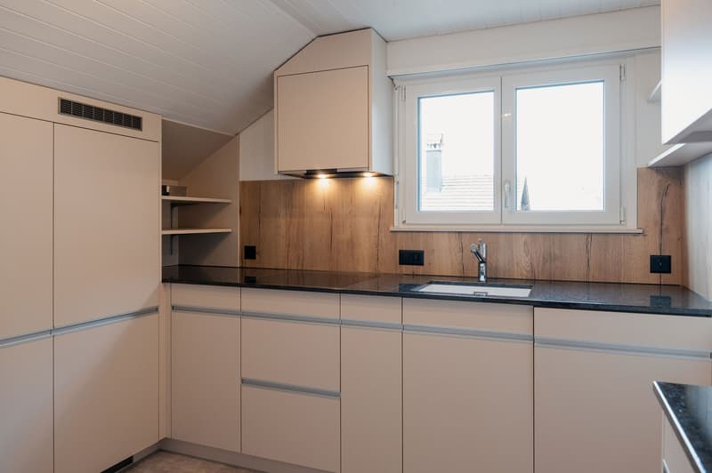 Charmante 4-Zimmer-Dachwohnung mit traumhaftem See- und Bergblick in Oberhofen am Thunersee (7)