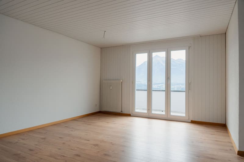 Charmante 4-Zimmer-Dachwohnung mit traumhaftem See- und Bergblick in Oberhofen am Thunersee (15)