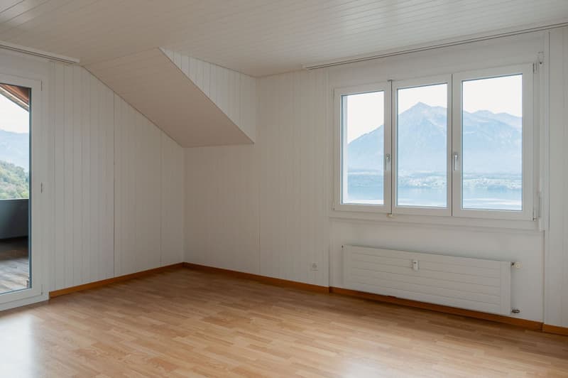 Charmante 4-Zimmer-Dachwohnung mit traumhaftem See- und Bergblick in Oberhofen am Thunersee (11)