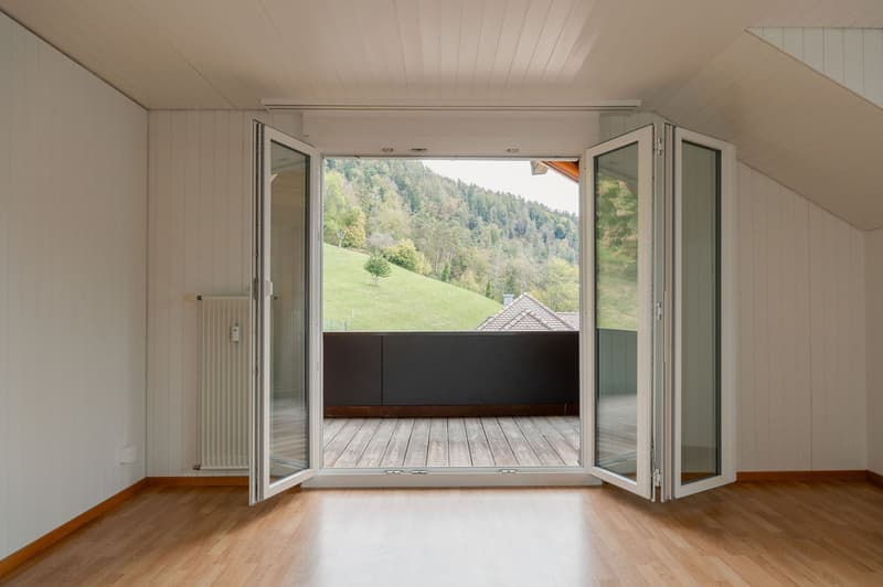 Charmante 4-Zimmer-Dachwohnung mit traumhaftem See- und Bergblick in Oberhofen am Thunersee (17)