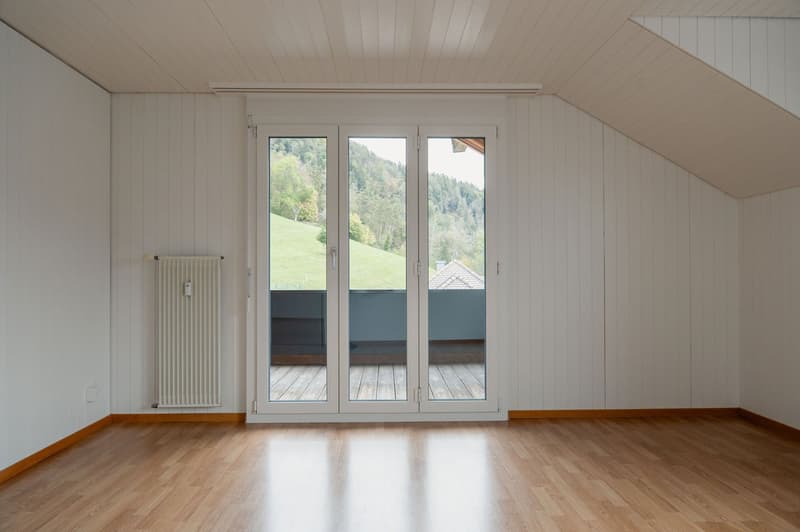 Charmante 4-Zimmer-Dachwohnung mit traumhaftem See- und Bergblick in Oberhofen am Thunersee (12)