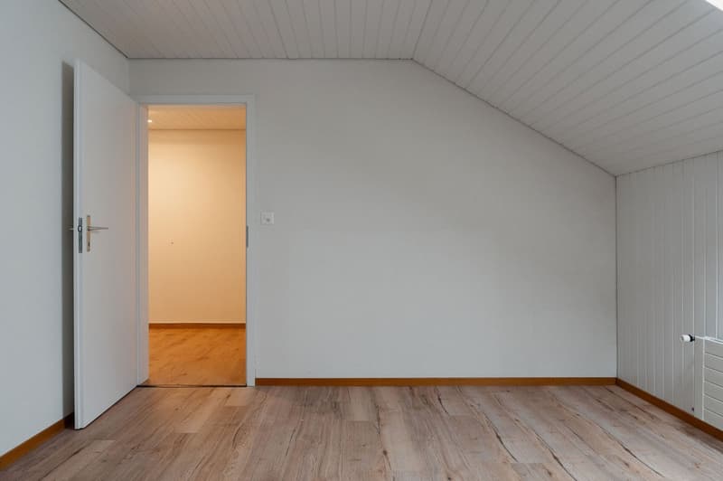 Charmante 4-Zimmer-Dachwohnung mit traumhaftem See- und Bergblick in Oberhofen am Thunersee (9)