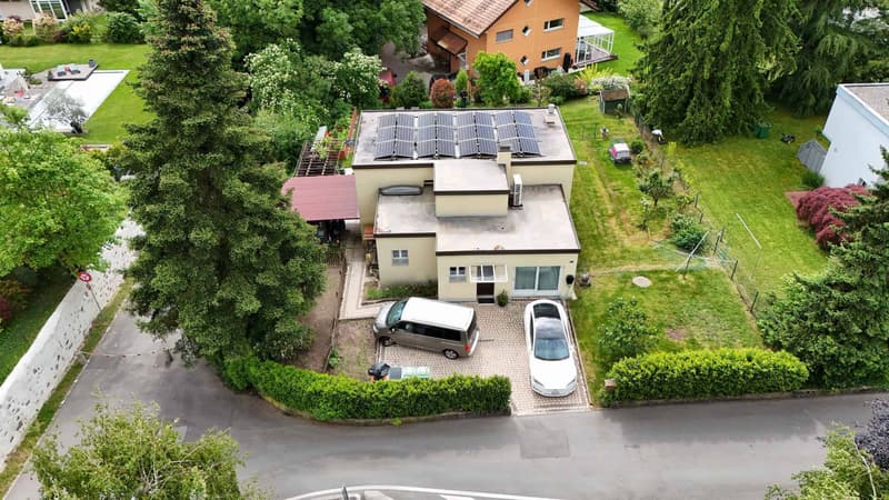 In a serene and green setting, charming individual house just a stone's throw from the city center (13)