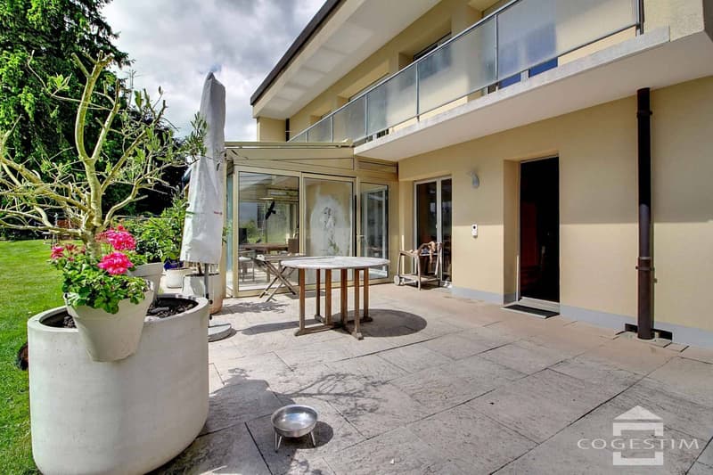 In a serene and green setting, charming individual house just a stone's throw from the city center (10)