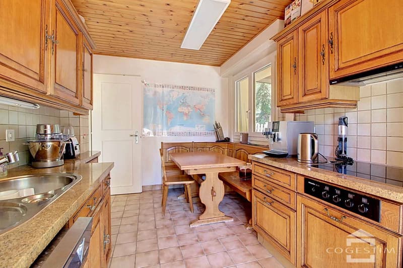 In a serene and green setting, charming individual house just a stone's throw from the city center (4)
