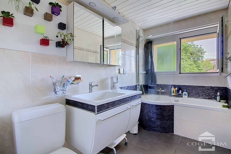 In a serene and green setting, charming individual house just a stone's throw from the city center (8)