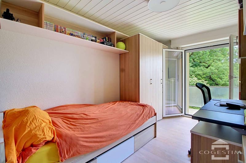 In a serene and green setting, charming individual house just a stone's throw from the city center (6)