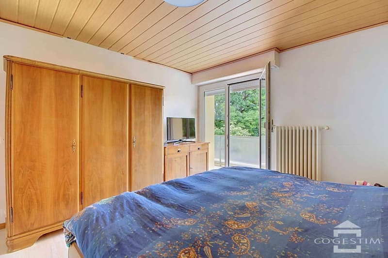 In a serene and green setting, charming individual house just a stone's throw from the city center (5)