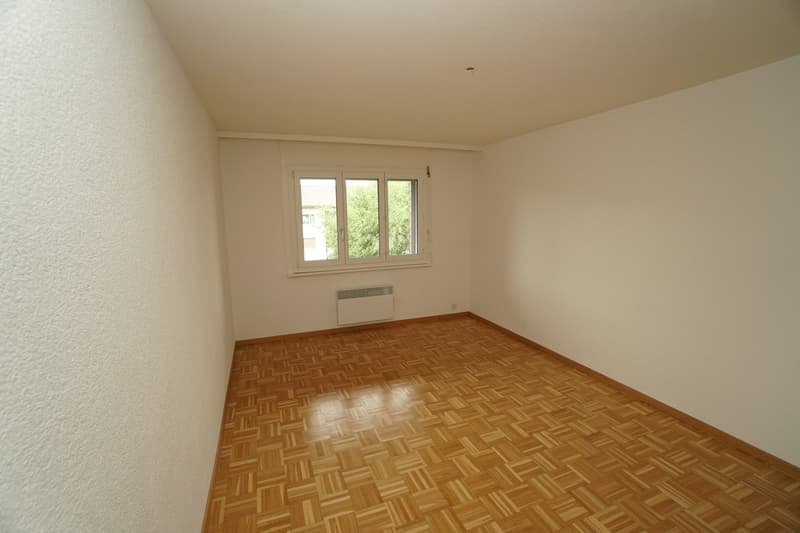 empty room, wooden floor, white walls, window, radiator
