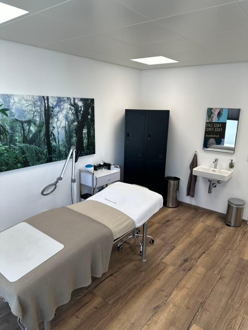 Voll eingerichtetes Behandlungszimmer mit Rundumservice, Bern Bümpliz (3)