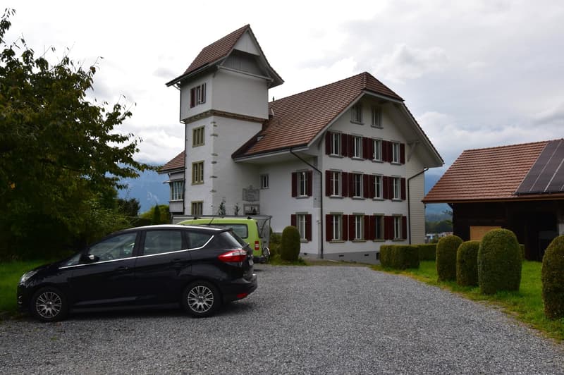 Beautiful, spacious 2.5-room apartment in a unique castle (9)