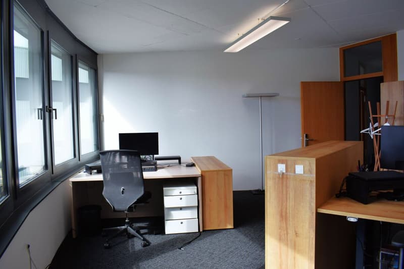 Uffici completamente attrezzati con alto standard di costruzione (6)