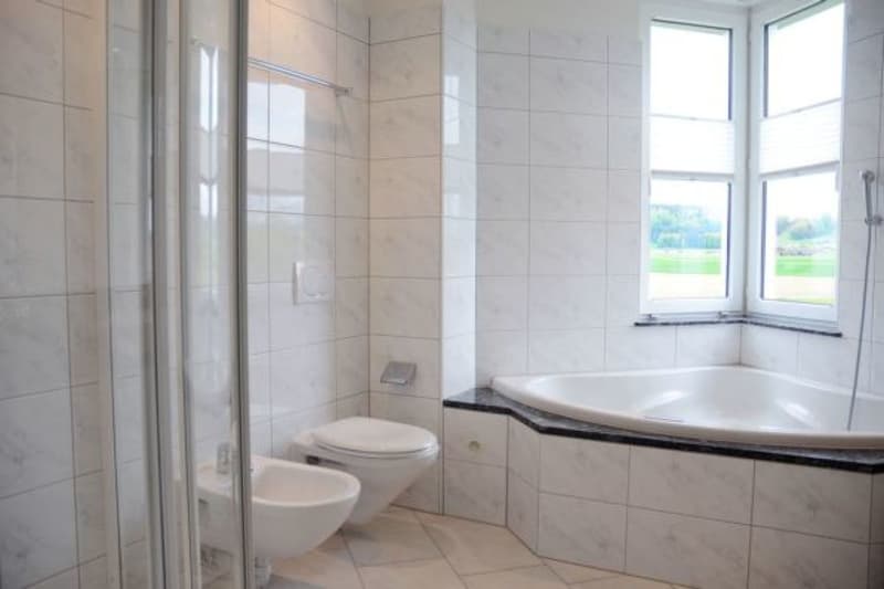 Badezimmer mit separater Dusche