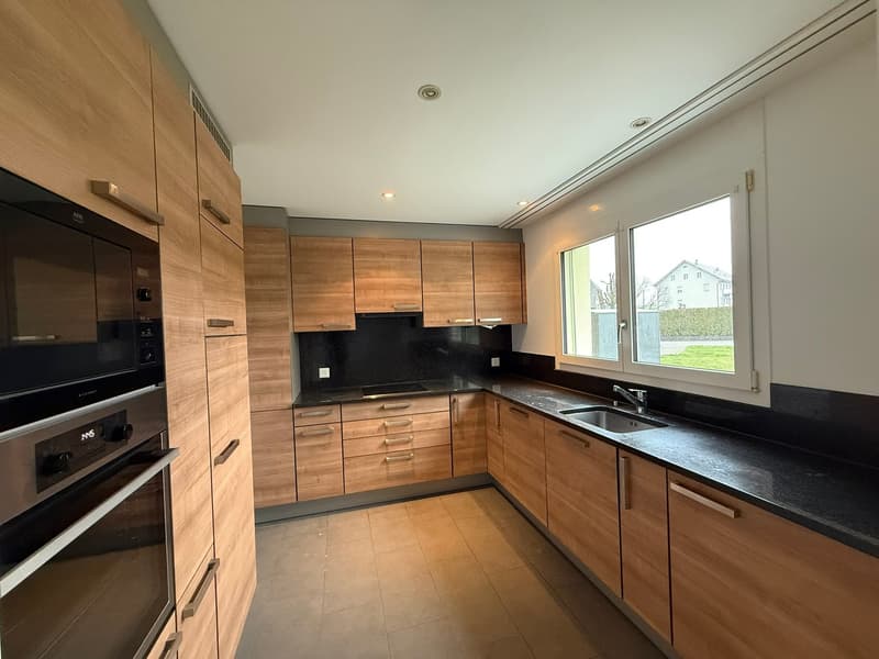 Appartement attractif de 3,5 pièces avec terrasse et jardin à Safenwil (5)