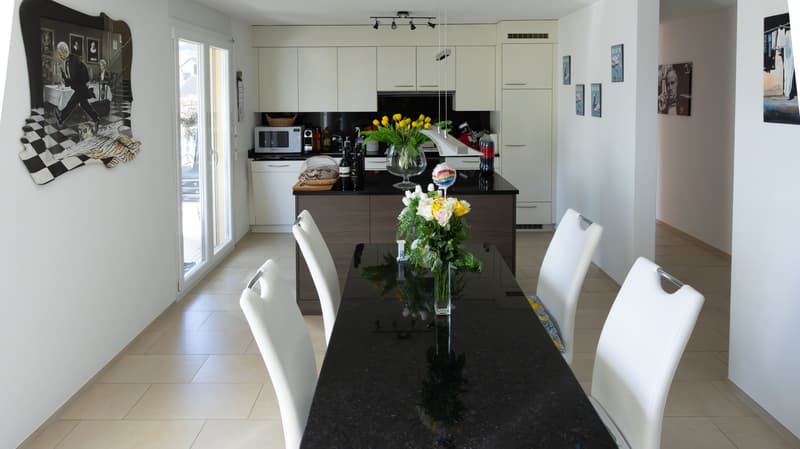 Charmante 3.5-Zimmer-Wohnung mit Balkon und herrlicher Aussicht in Lostorf (7)
