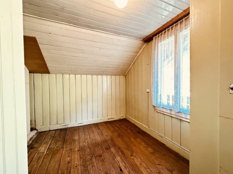 5-room single-family house, in need of renovation, with potential and building land reserve (10)