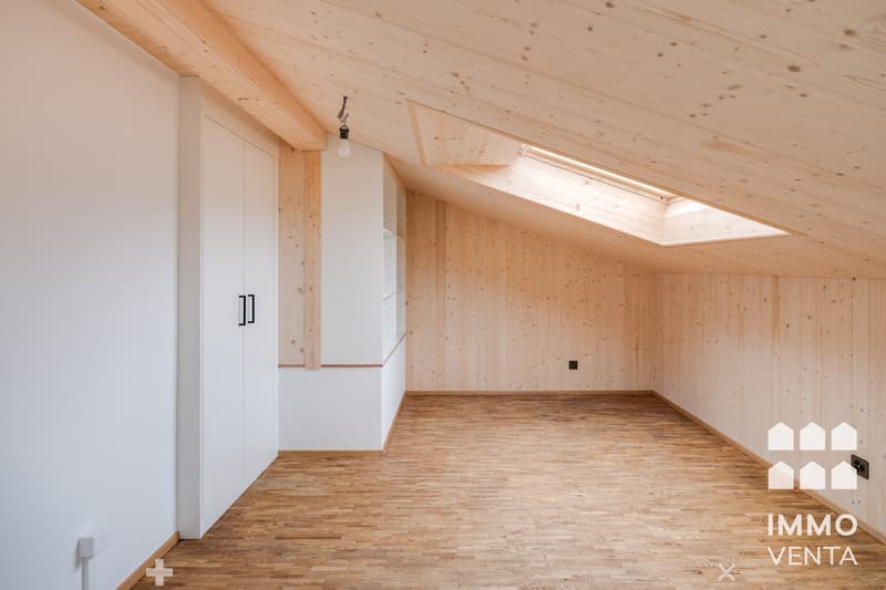 Exklusive 2.5-Zi.-Dachwohnung mit Terrasse in Biel | App. 2,5 pièces avec terrasse à Bienne (5)