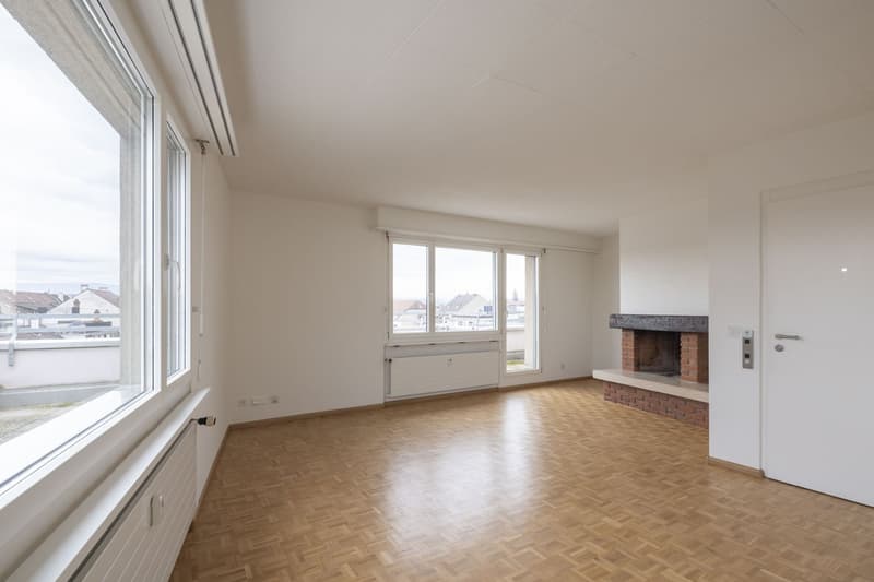 Helle 2.5-Zimmer-Attika-Wohnung im 6. OG mit Balkon und Panoramablick (3)