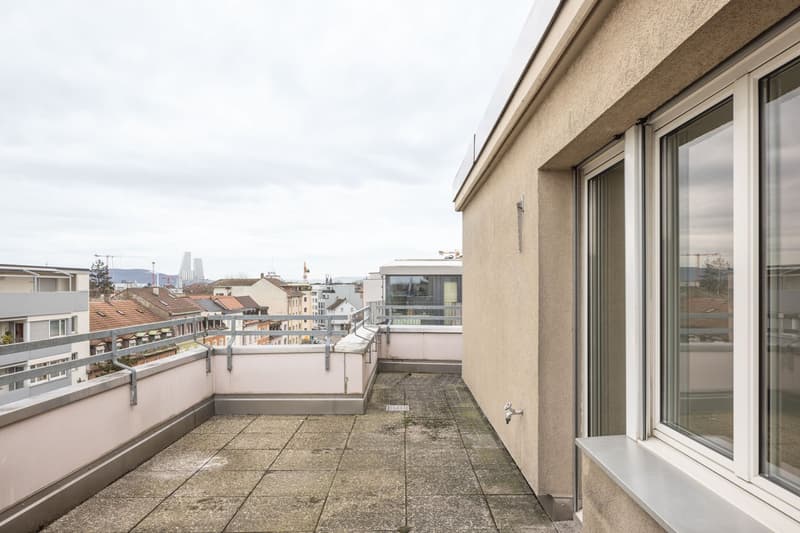 Helle 2.5-Zimmer-Attika-Wohnung im 6. OG mit Balkon und Panoramablick (1)