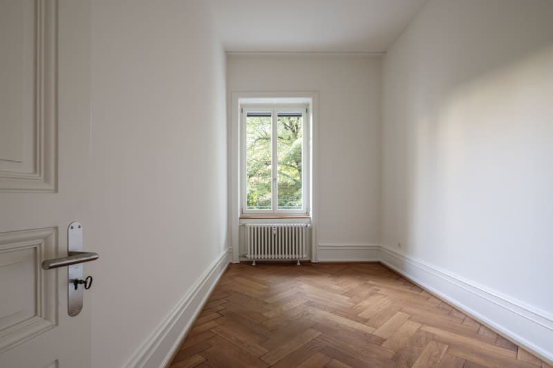 Elegantly renovated old building apartment with balcony and green inner courtyard oasis (6)