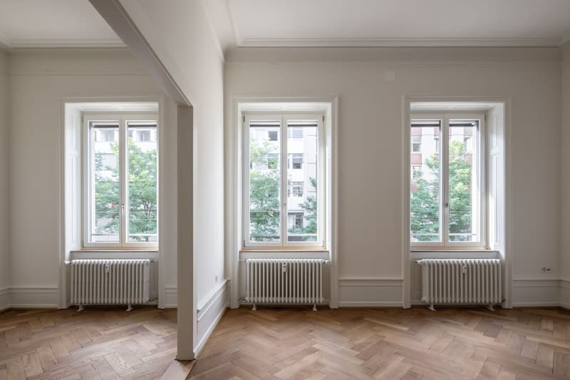 Elegantly renovated old building apartment with balcony and green inner courtyard oasis (3)