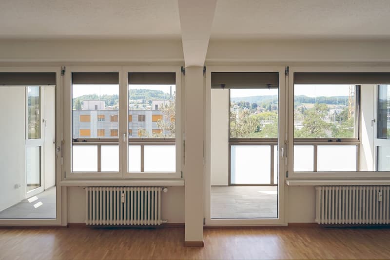 Sanierte 4.5 Z.-Wohnung mit grossem Wintergarten-Balkon und Aussicht (9)