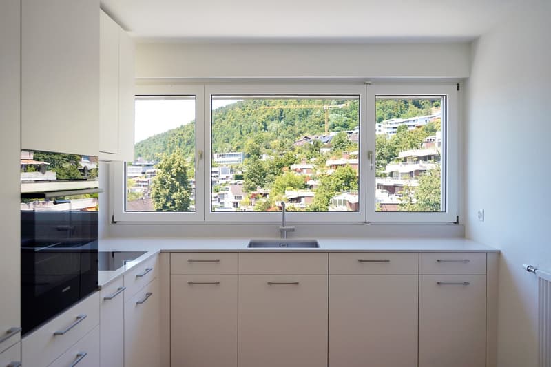 Sanierte 4.5 Z.-Wohnung mit grossem Wintergarten-Balkon und Aussicht (2)