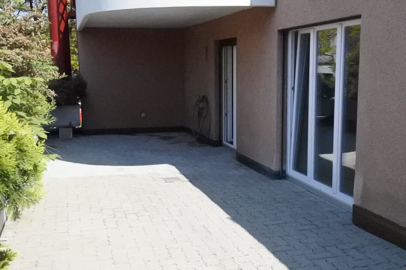 Terrasse mit gedecktem Sitzplatz
