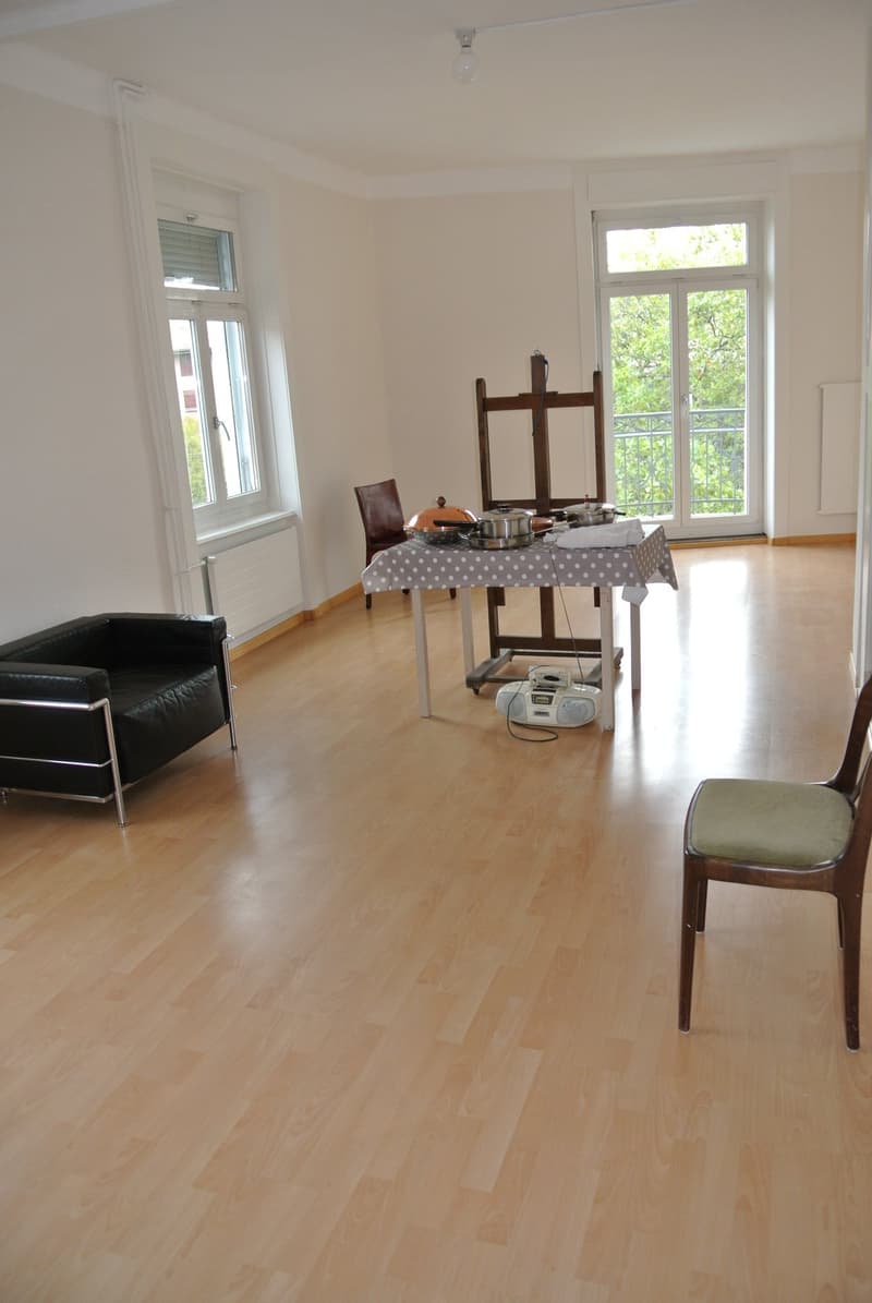 Charmante 2.5-Zimmer-Altbauwohnung im Herzen von Zürich-Altstetten (2)