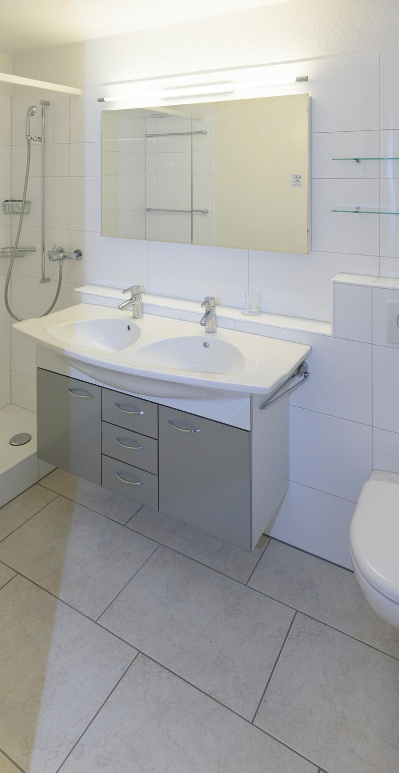 Bad mit begehbarer Dusche und Doppel-Lavabo