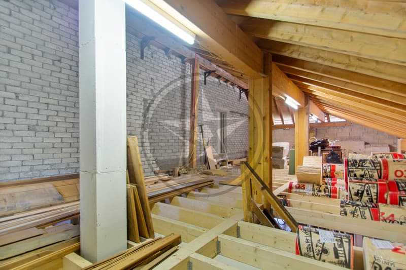 Ferme mitoyenne rénovée avec logements, grange et terrain à bâtir (10)