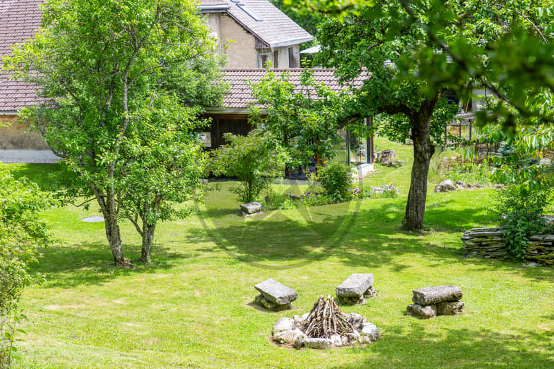 Ferme mitoyenne rénovée avec logements, grange et terrain à bâtir (12)