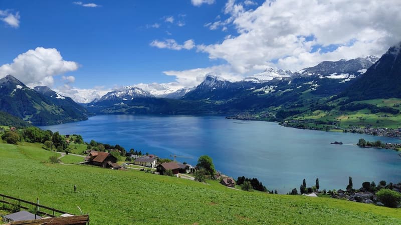 Appartement en mansarde 3 1/2 pièces avec vue imprenable sur le lac et les montagnes (1)
