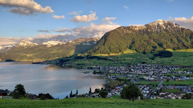 Appartement en mansarde 3 1/2 pièces avec vue imprenable sur le lac et les montagnes (2)