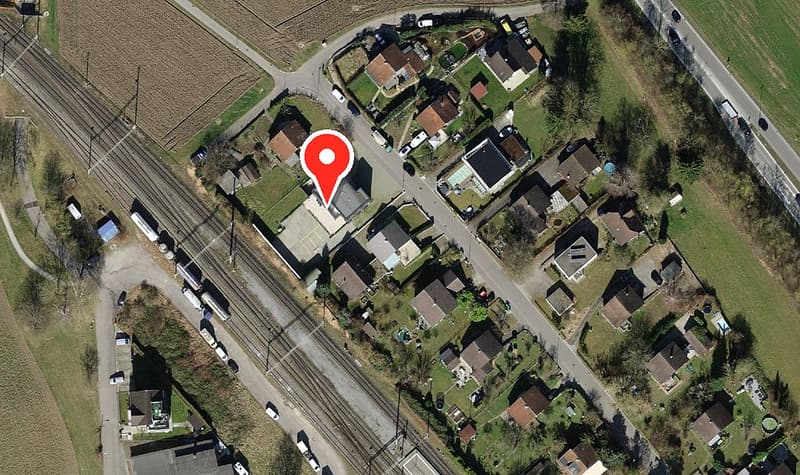 Freistehende Gewerbeliegenschaft mit Einstellhalle und Aussenparkplätzen (2)