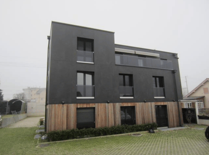 Freistehende Gewerbeliegenschaft mit Einstellhalle und Aussenparkplätzen (1)