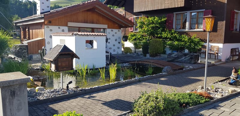 vor dem Haus ein toller Fischteich mit Gartenhaus