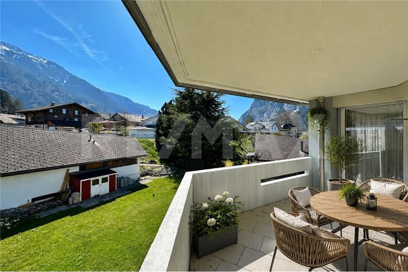 Spacious 2.5-room apartment with balcony and mountain view - ideal for living or renting (1)