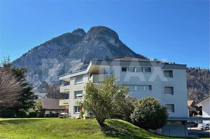 Geräumige 2½-Zimmer-Wohnung mit Balkon und Bergsicht - ideal zum Wohnen oder Vermieten (1)
