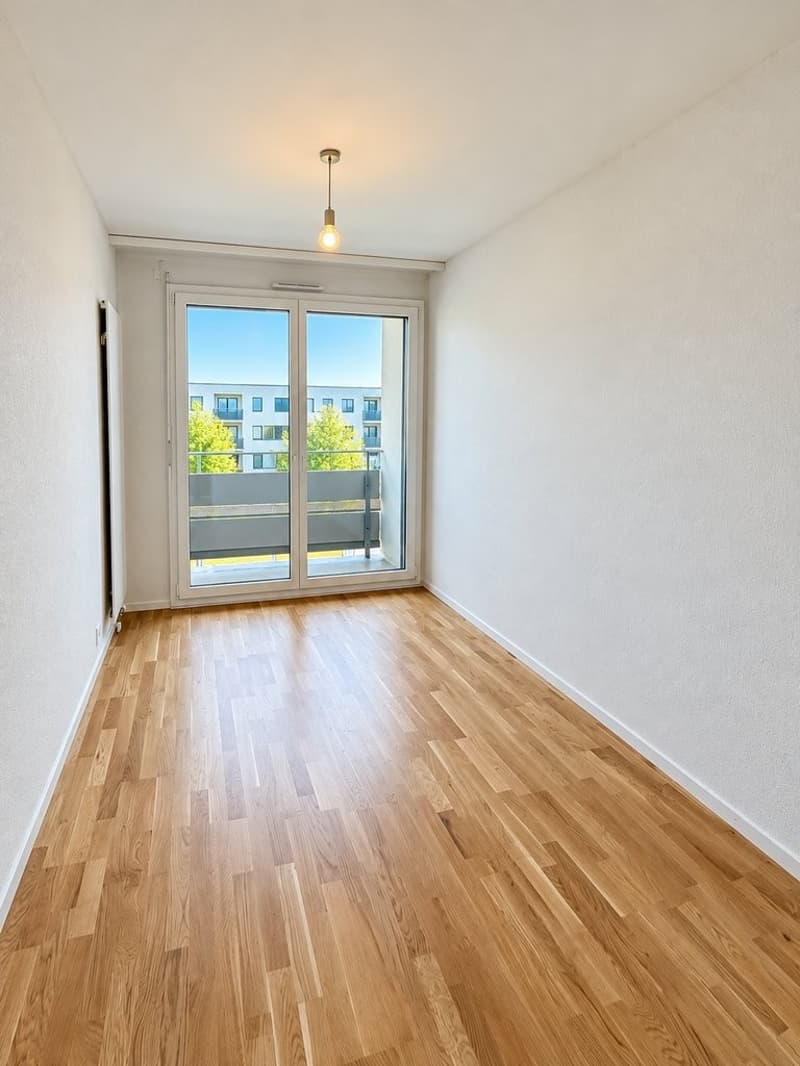 Chambre_lumineuse_avec_vue_urbaine.png