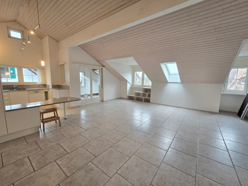 Charmante Dachwohnung (3.5 Zimmer) mit lichtdurchfluteter Loggia (3)