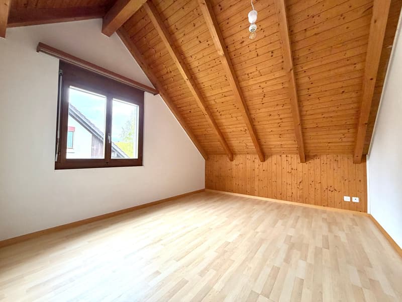 empty room, wooden ceiling, wooden floor, window, power outlets